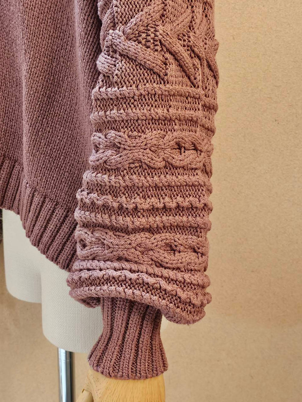縄編みスリーブVネックウールセーター / ダスティーピンク