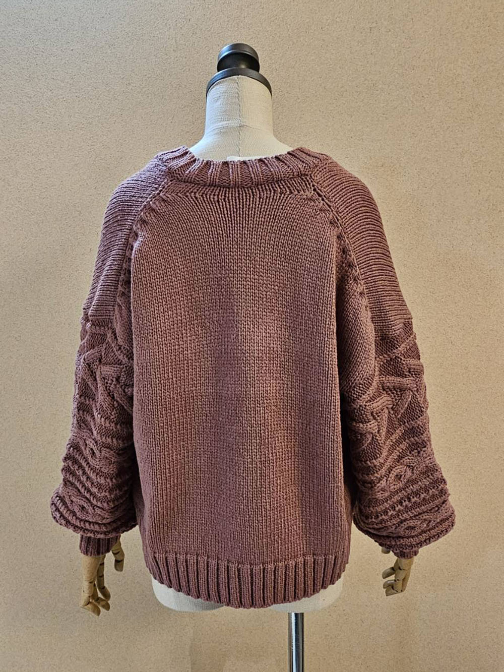 縄編みスリーブVネックウールセーター / ダスティーピンク