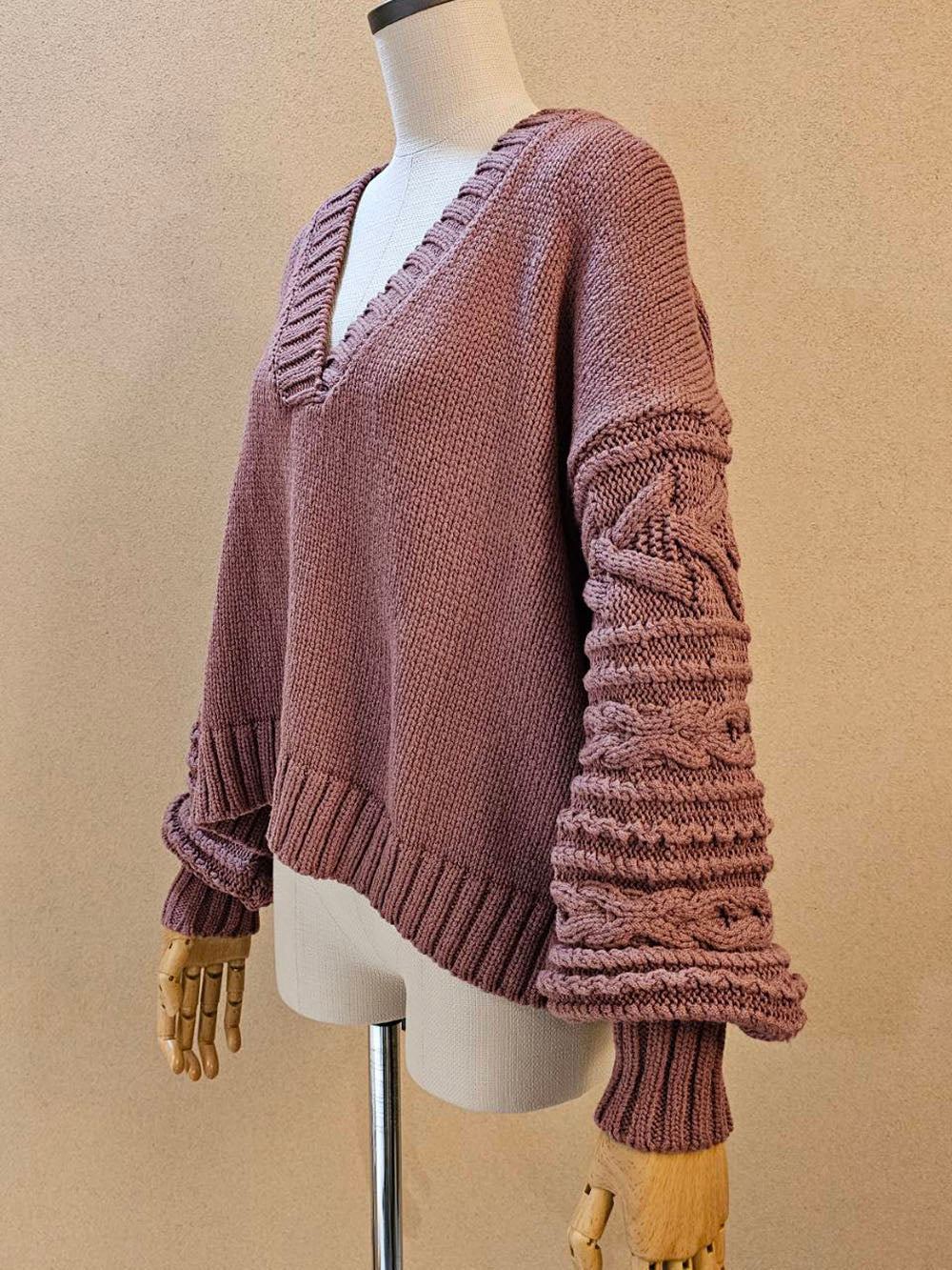 縄編みスリーブVネックウールセーター / ダスティーピンク