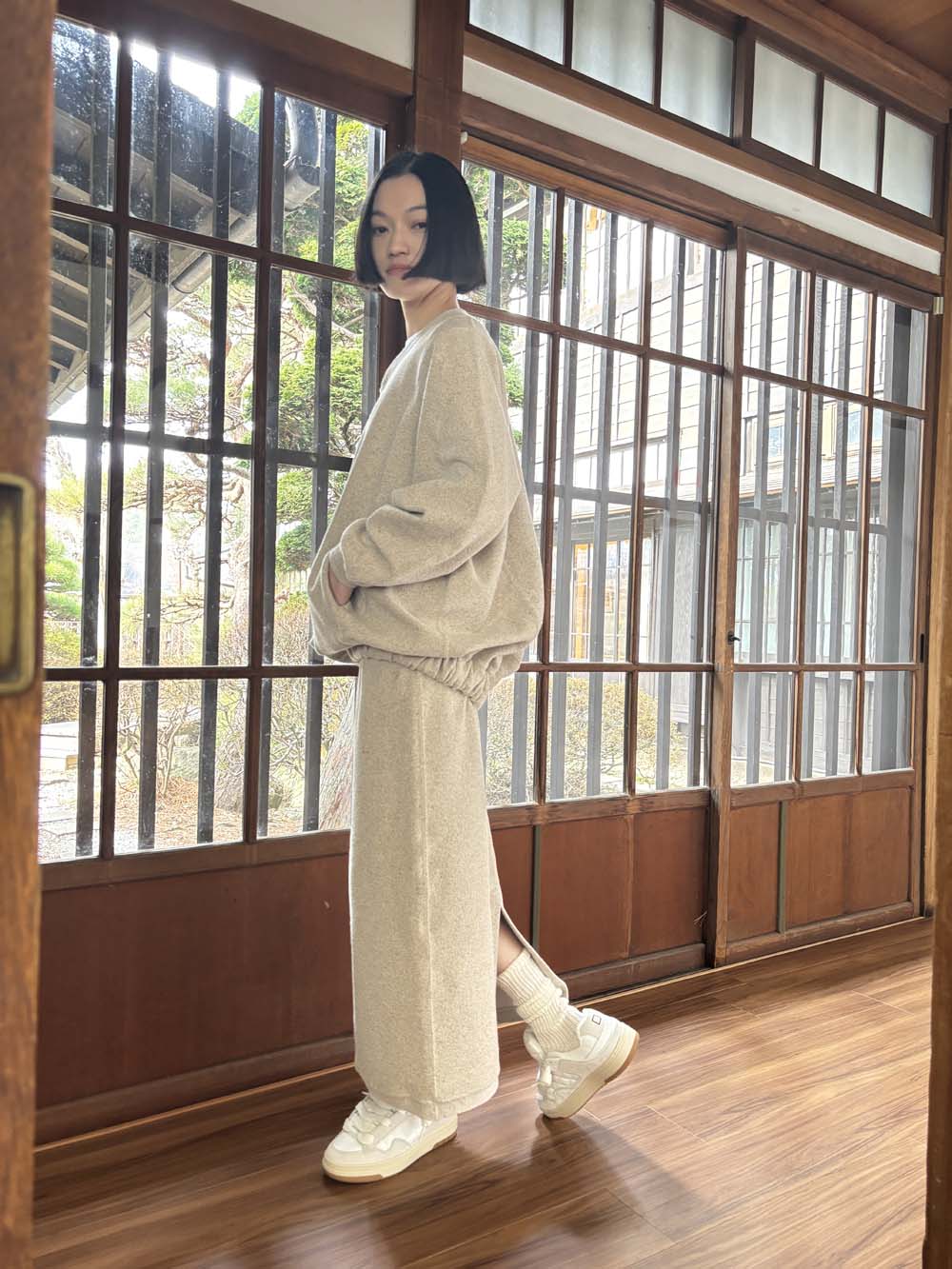 【 UNISEX 】シルク×和紙糸 重ねVネックお尻下プルオーバー / ベージュ