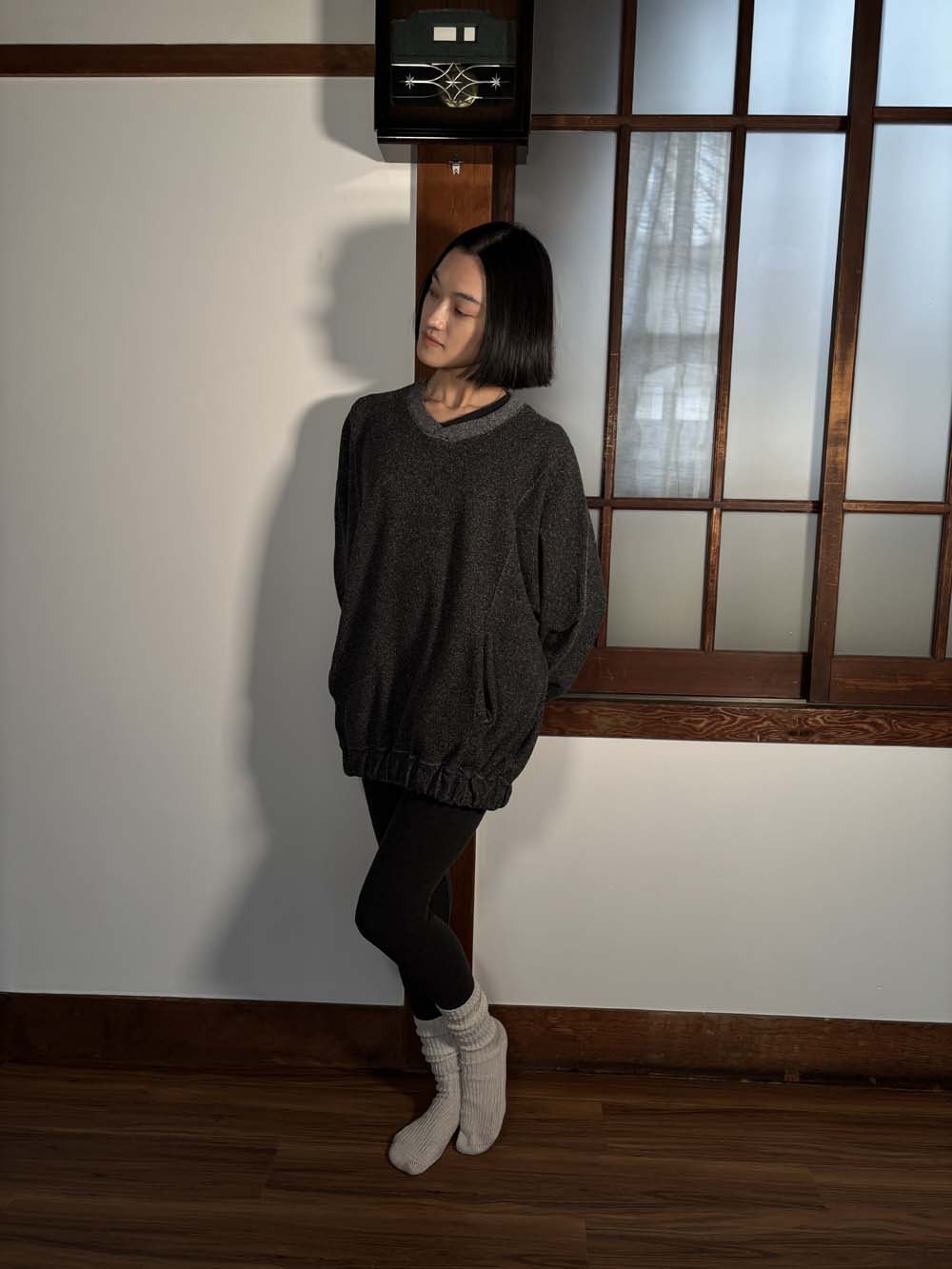 【 UNISEX 】シルク×和紙糸 重ねVネックお尻下プルオーバー / 墨黒