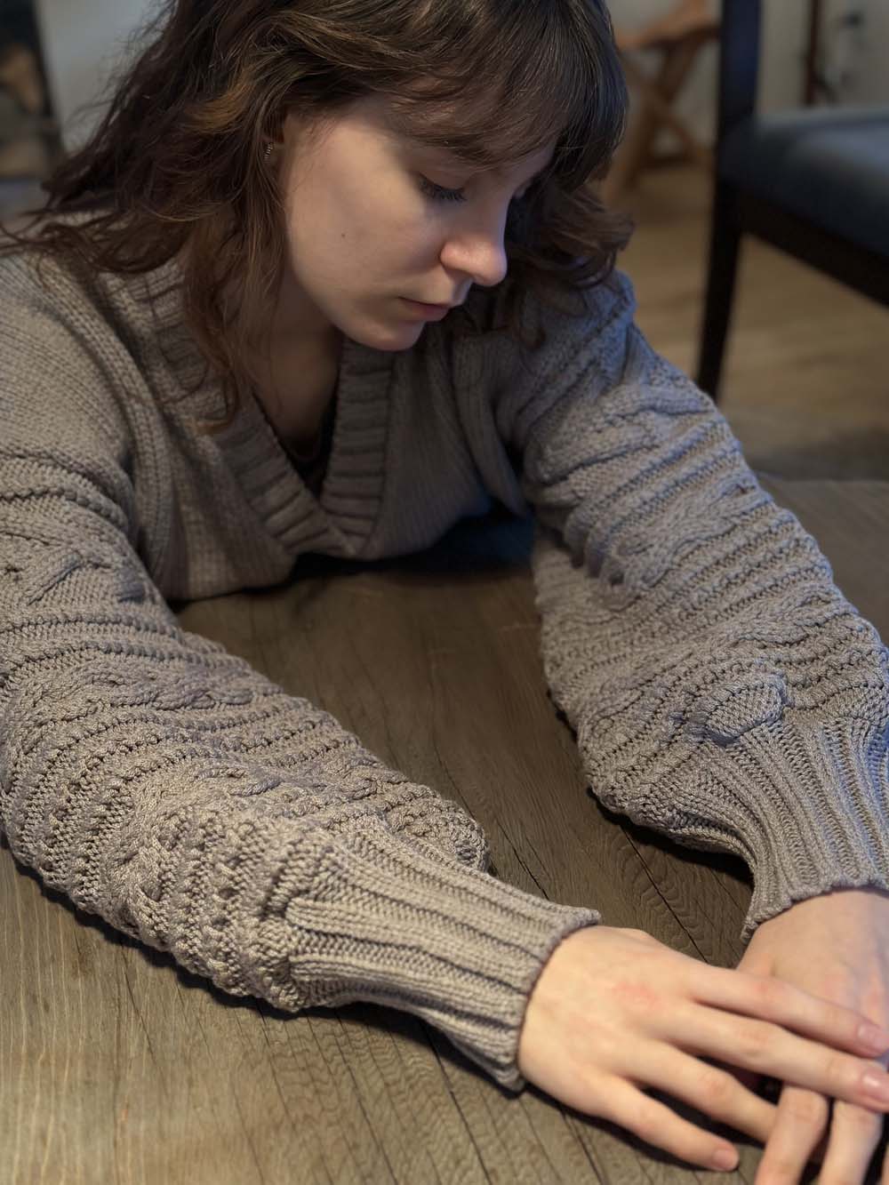 縄編みスリーブVネックウールセーター / 杢グレージュ