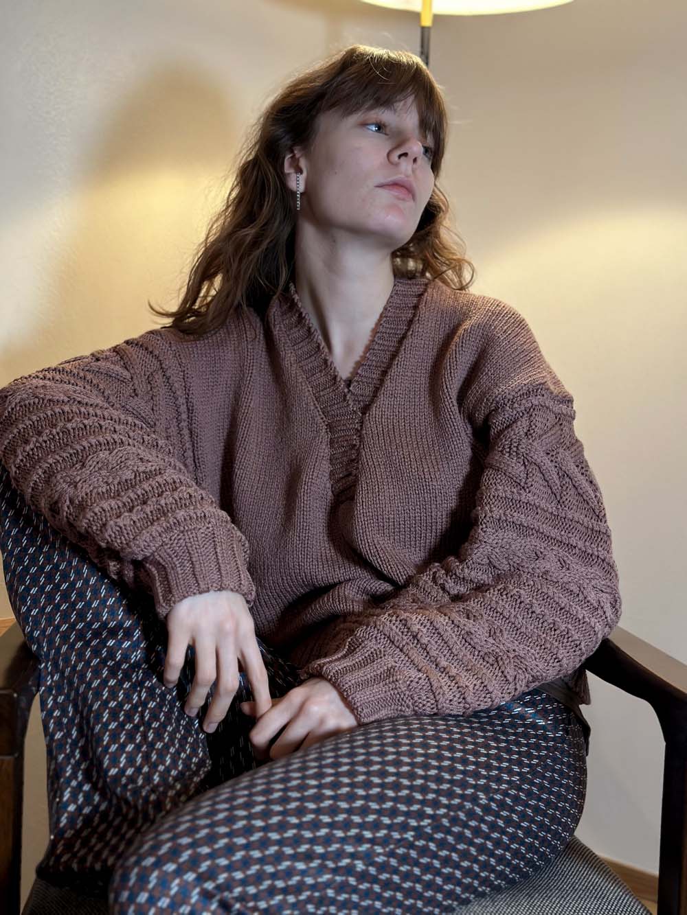 縄編みスリーブYネックウールセーター / ダスティーピンク