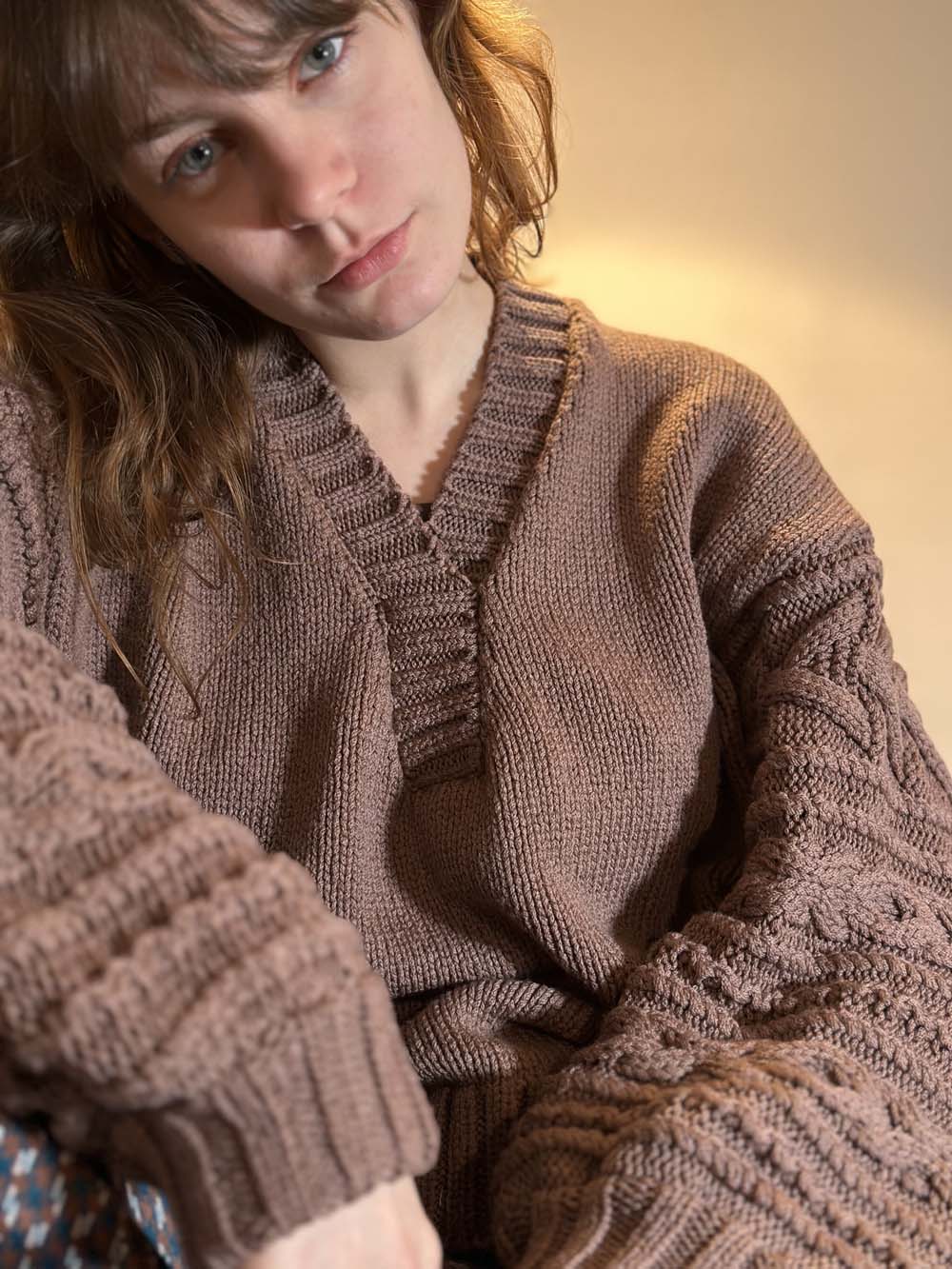 縄編みスリーブYネックウールセーター / ダスティーピンク