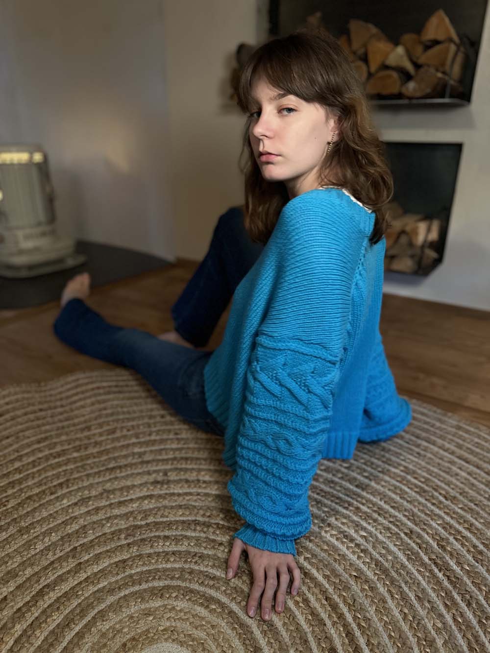 縄編みスリーブVネックウールセーター / トルコブルー