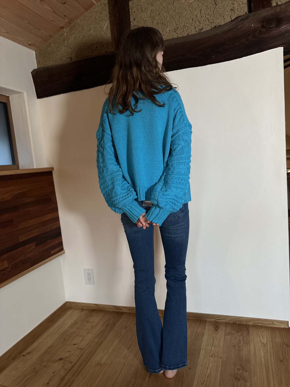 縄編みスリーブVネックウールセーター / トルコブルー