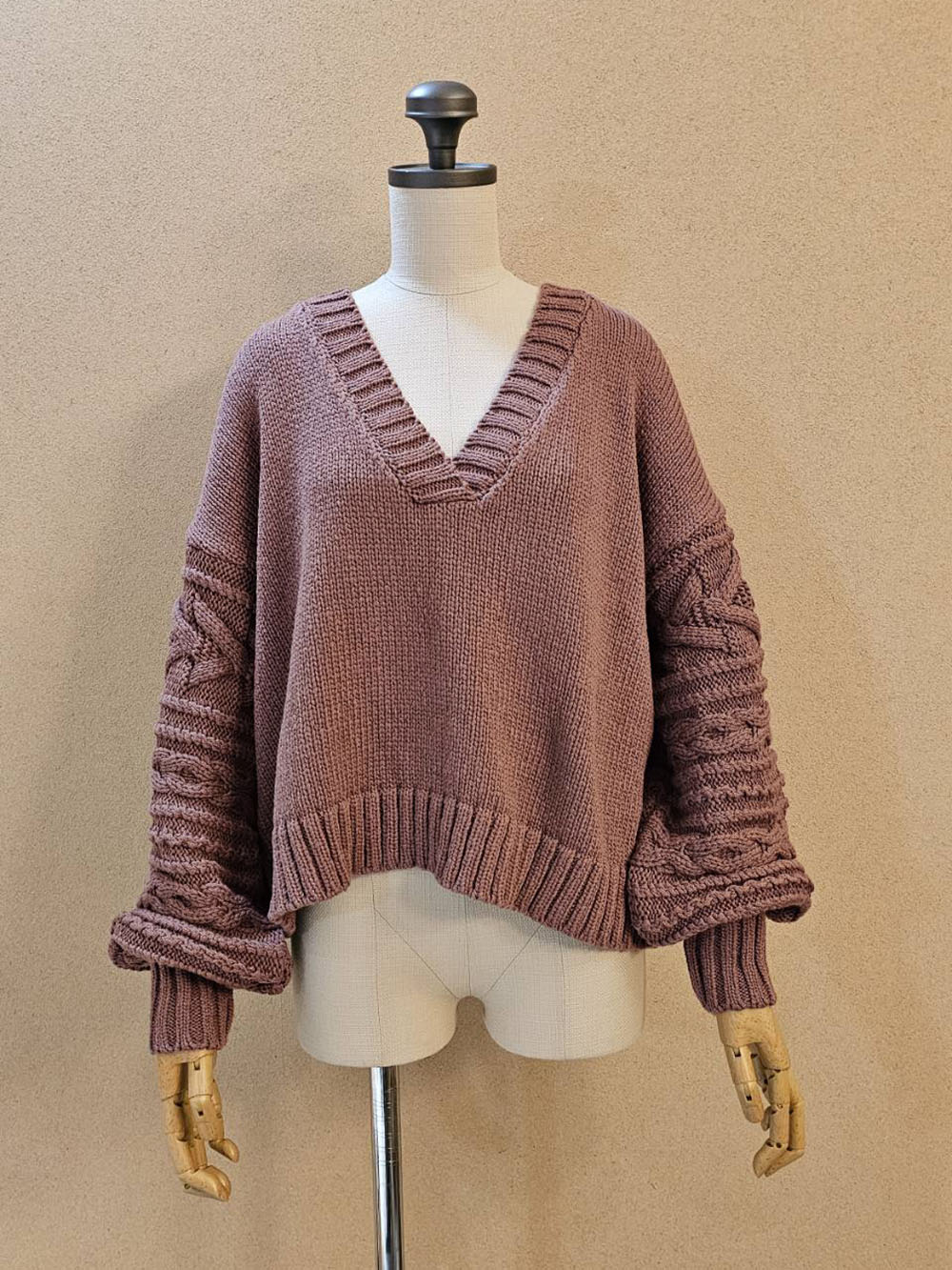 縄編みスリーブVネックウールセーター / ダスティーピンク