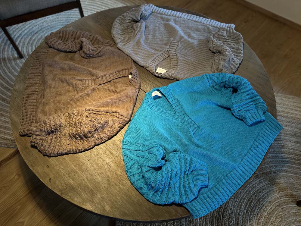 縄編みスリーブYネックウールセーター / トルコブルー