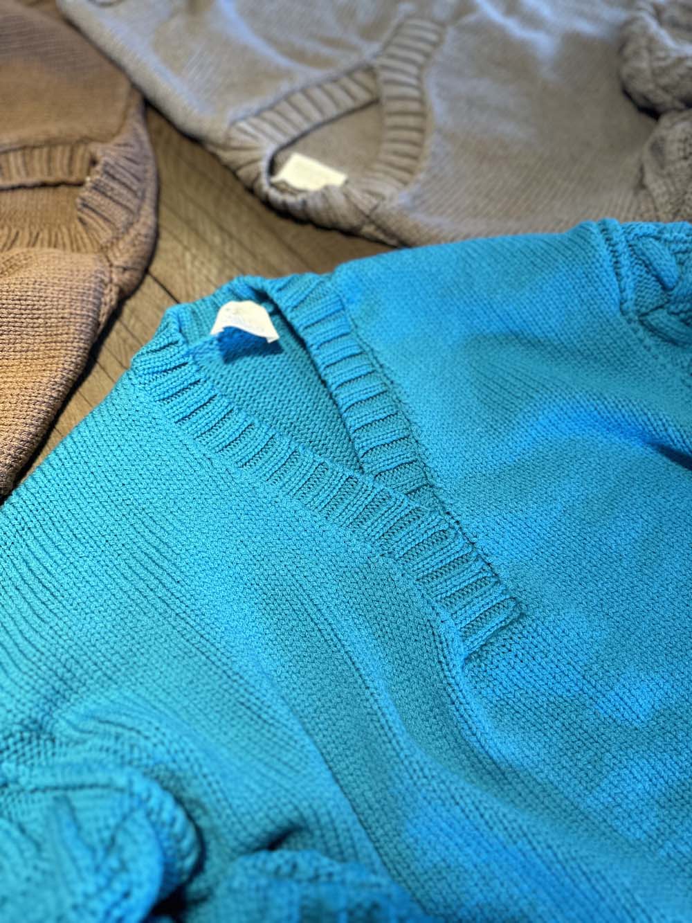 縄編みスリーブYネックウールセーター / トルコブルー