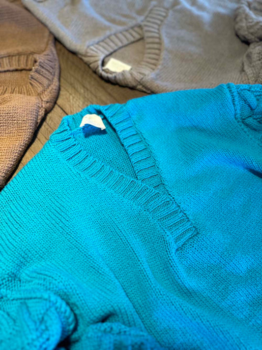 縄編みスリーブYネックウールセーター / トルコブルー