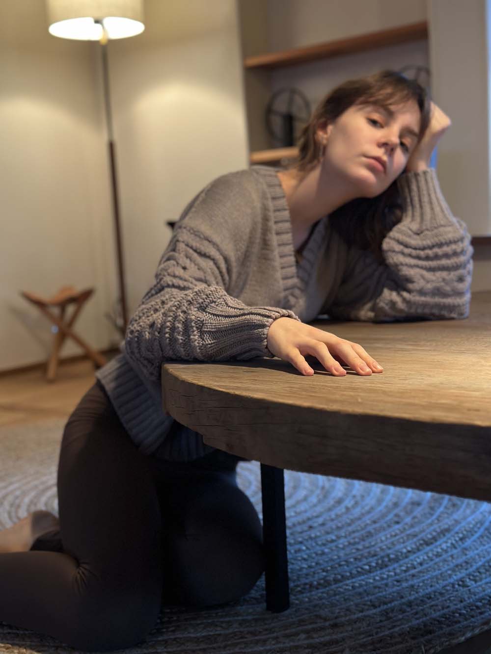 縄編みスリーブVネックウールセーター / 杢グレージュ