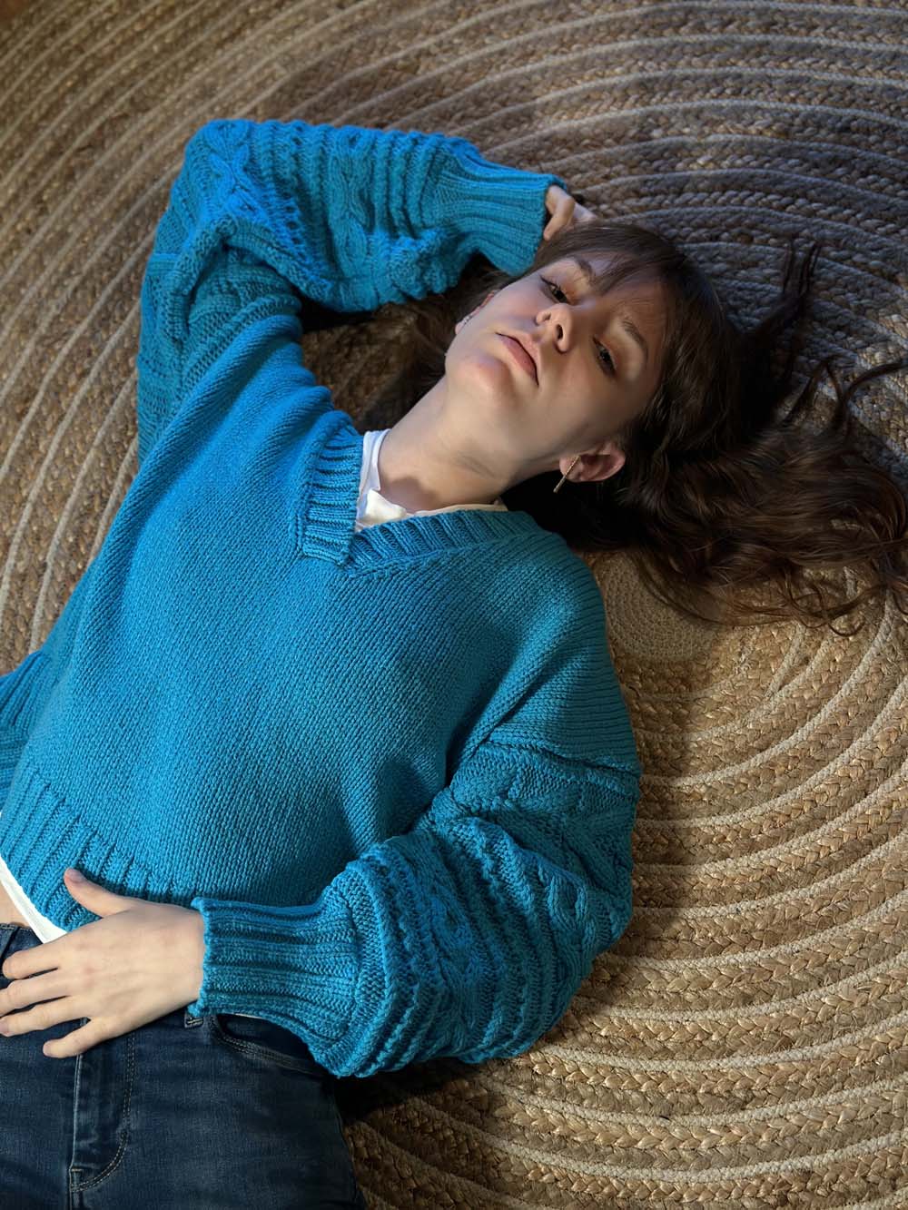 縄編みスリーブVネックウールセーター / トルコブルー